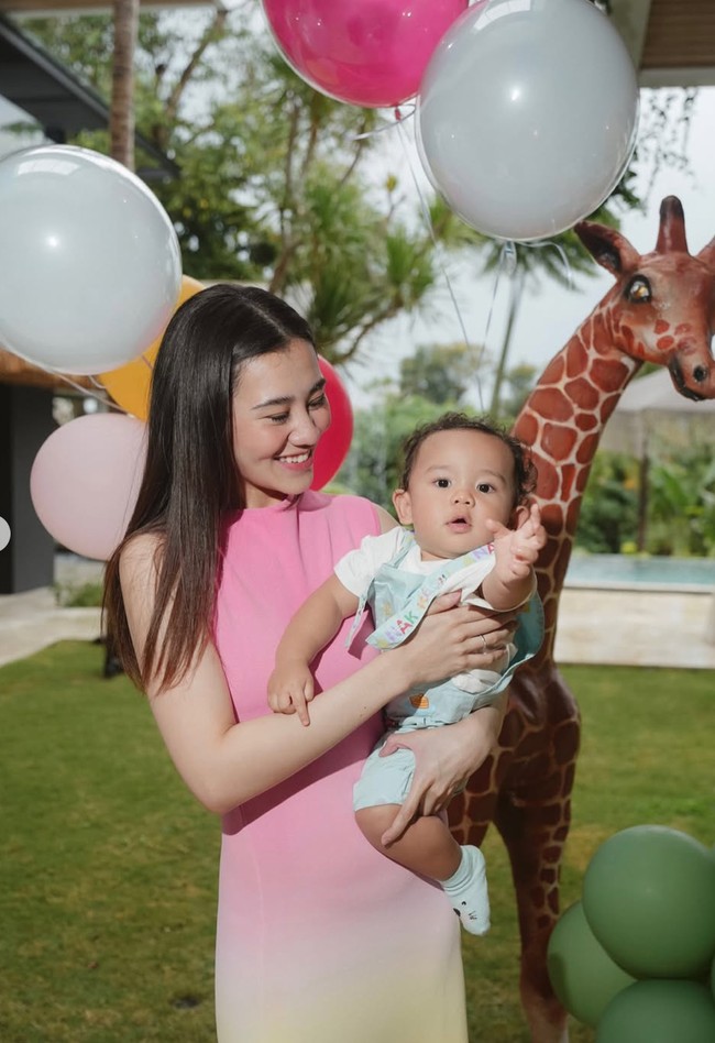 Aaliyah Massaid tampil cantik kenakan dress panjang sleeveless berpotongan sederhana. Dress tersebut memiliki model high neckline yang memberi kesan rapi dan anggun. Foto: Instagram/@thariqhalilintar