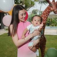 Aaliyah Massaid tampil cantik kenakan dress panjang sleeveless berpotongan sederhana. Dress tersebut memiliki model high neckline yang memberi kesan rapi dan anggun. Foto: Instagram/@thariqhalilintar