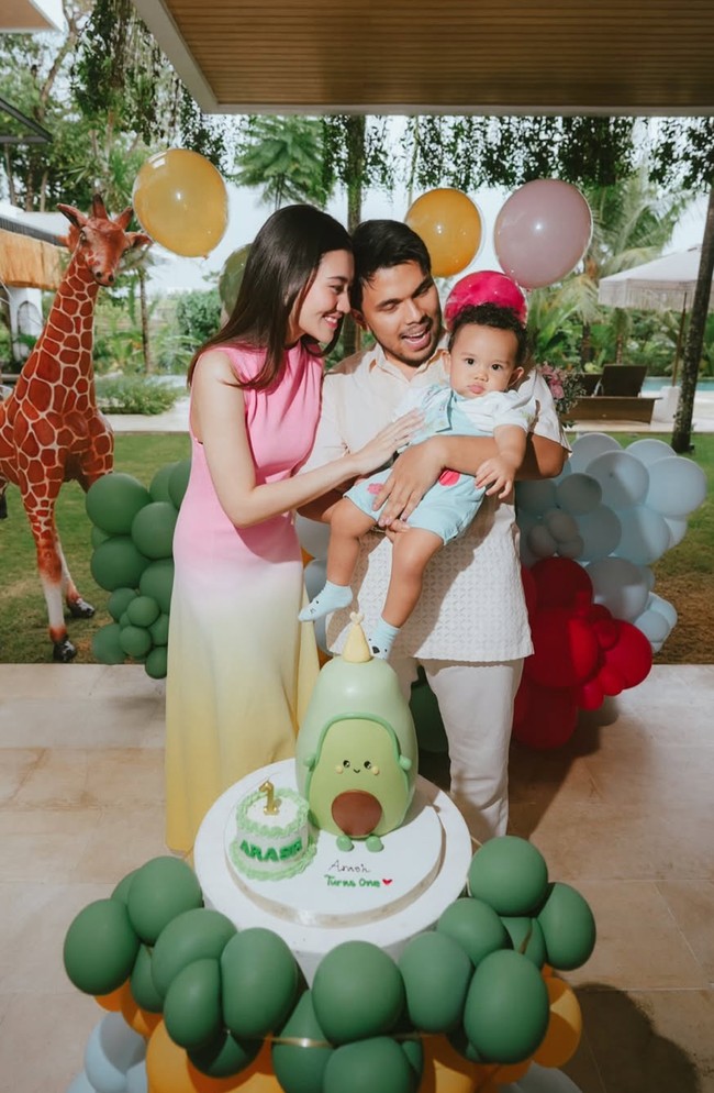Dress yang dikenakan Aaliyah tampak unik dengan warna ombre. Bagian atas didominasi warna pink pastel sementara bawahnya kuning lembut. Foto: Instagram/@thariqhalilintar