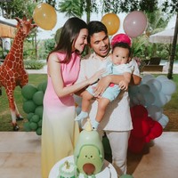 Dress yang dikenakan Aaliyah tampak unik dengan warna ombre. Bagian atas didominasi warna pink pastel sementara bawahnya kuning lembut. Foto: Instagram/@thariqhalilintar
