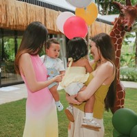 Mahalini bersama putrinya menjadi salah satu sahabat yang hadir di acara tersebut. Sama-sama pose sambil gendong anak, keduanya pancarkan aura mahmud yang bikin terpana. Foto: Instagram/@thariqhalilintar