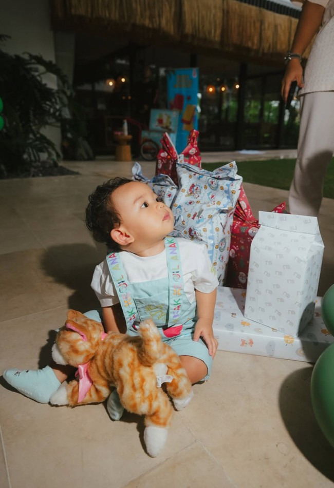 Baby Arash sendiri tampil menggemaskan kenakan overall berwarna biru muda dipadukan inner putih. Penampilannya dilengkapi dengan kaos kaki senada warna biru muda. Foto: Instagram/@thariqhalilintar