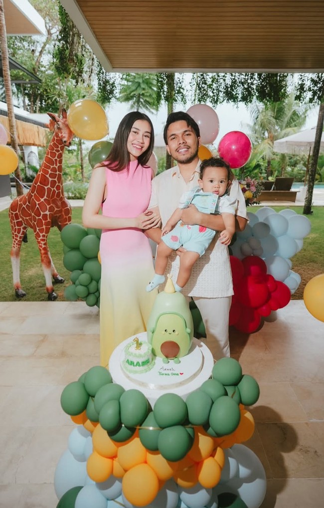 Penampilan Aaliyah terlihat sederhana dengan rambut panjang yang dibiarkan terurai. Riasan wajahnya pun terlihat natural dengan makeup yang soft. Foto: Instagram/@thariqhalilintar