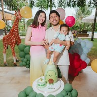 Penampilan Aaliyah terlihat sederhana dengan rambut panjang yang dibiarkan terurai. Riasan wajahnya pun terlihat natural dengan makeup yang soft. Foto: Instagram/@thariqhalilintar