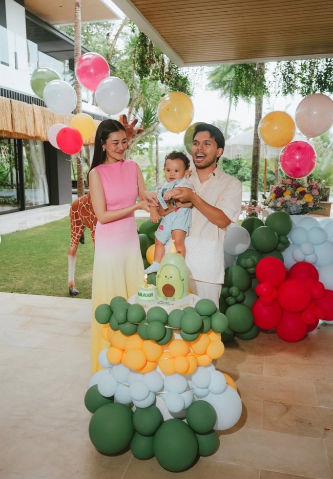 Cantik memukau, Aaliyah pancarkan pesona mamah muda di acara ulang tahunnya putranya. Meski bergaya simpel dan sederhana, penampilannya tetap terlihat elegan. Foto: Instagram/@thariqhalilintar