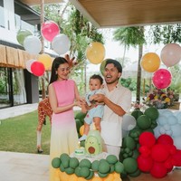 Cantik memukau, Aaliyah pancarkan pesona mamah muda di acara ulang tahunnya putranya. Meski bergaya simpel dan sederhana, penampilannya tetap terlihat elegan. Foto: Instagram/@thariqhalilintar