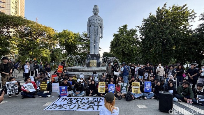 Aksi Aliansi Surabaya Menggugat di depan Gedung Grahadi Surabaya.