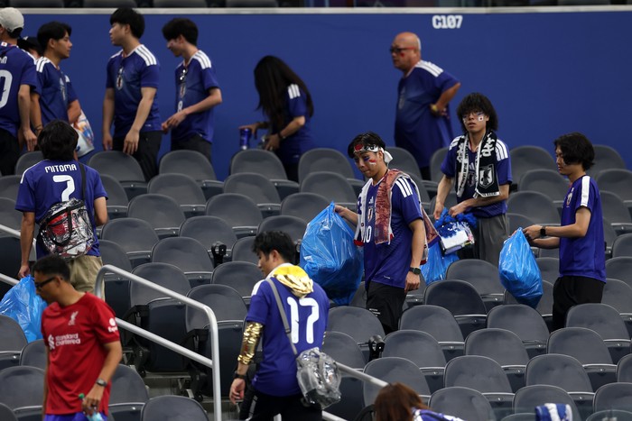 Aksi bersih-bersih stadium oleh suporter Jepang di Piala Dunia 2026