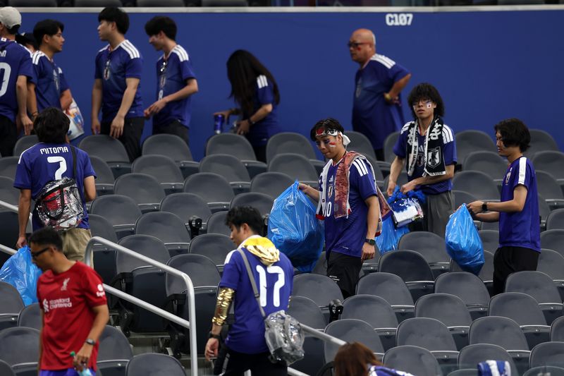 Video Suporter Jepang Bersihkan Stadion Viral, Dunia Beri Hormat