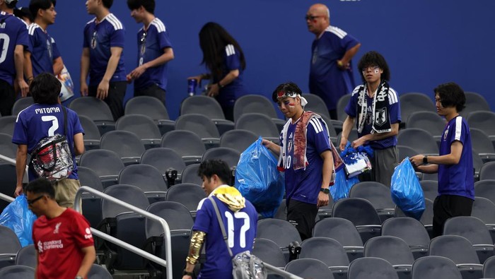 Aksi bersih-bersih stadium oleh suporter Jepang di Piala Dunia 2026