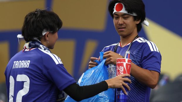 Aksi bersih-bersih stadium oleh suporter Jepang di Piala Dunia 2026 Aksi bersih-bersih stadium oleh suporter Jepang di Piala Dunia 2026