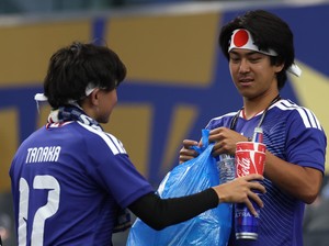 Video Suporter Jepang Bersihkan Stadion Viral, Dunia Beri Hormat