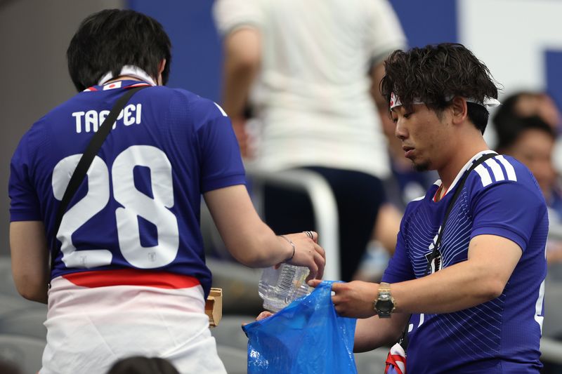 Aksi bersih-bersih stadium oleh suporter Jepang di Piala Dunia 2026