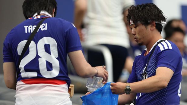 Aksi bersih-bersih stadium oleh suporter Jepang di Piala Dunia 2026 Aksi bersih-bersih stadium oleh suporter Jepang di Piala Dunia 2026