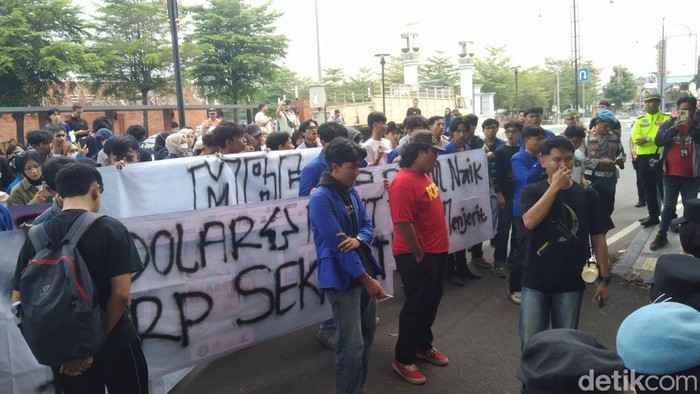 Aksi mahasiswa di depan gedung DPRD Majalengka.