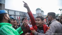 Situasi tersebut diduga dipicu oleh diamankannya salah seorang peserta aksi oleh petugas, yang kemudian memancing reaksi dari massa lainnya.