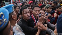 Ketegangan terjadi ketika massa aksi dan petugas keamanan terlibat aksi dorong-mendorong di area depan kompleks parlemen.