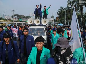 Mahasiswa Gelar Aksi di DPR