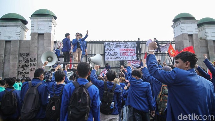 Aksi unjuk rasa mahasiswa di depan Gedung DPR/MPR, Jakarta, Senin (15/6/2026), diwarnai ketegangan setelah peserta aksi terlibat saling dorong dengan petugas keamanan yang berjaga di lokasi.