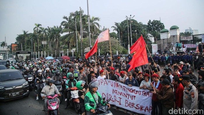 Aksi unjuk rasa mahasiswa di depan Gedung DPR/MPR, Jakarta, Senin (15/6/2026), diwarnai ketegangan setelah peserta aksi terlibat saling dorong dengan petugas keamanan yang berjaga di lokasi.