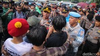 Meski sempat memanas, massa aksi tetap melanjutkan demonstrasi dengan menyampaikan tuntutan melalui orasi secara bergantian. Para peserta menyuarakan berbagai aspirasi dan kritik terhadap sejumlah isu yang menjadi perhatian mereka.