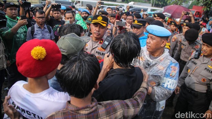Aksi unjuk rasa mahasiswa di depan Gedung DPR/MPR, Jakarta, Senin (15/6/2026), diwarnai ketegangan setelah peserta aksi terlibat saling dorong dengan petugas keamanan yang berjaga di lokasi.
