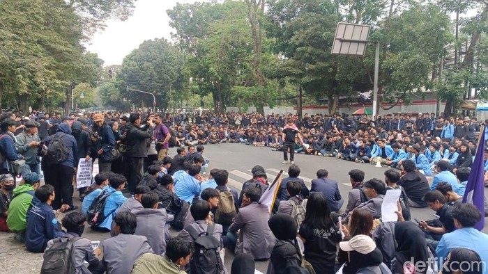 Aksi unjuk rasa mahasiswa Bandung di DPRD Jabar.