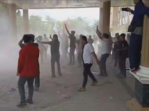 Unjuk Rasa Mahasiswa di DPRD Lubuklinggau Ricuh, Bakar Ban-Dorong Petugas