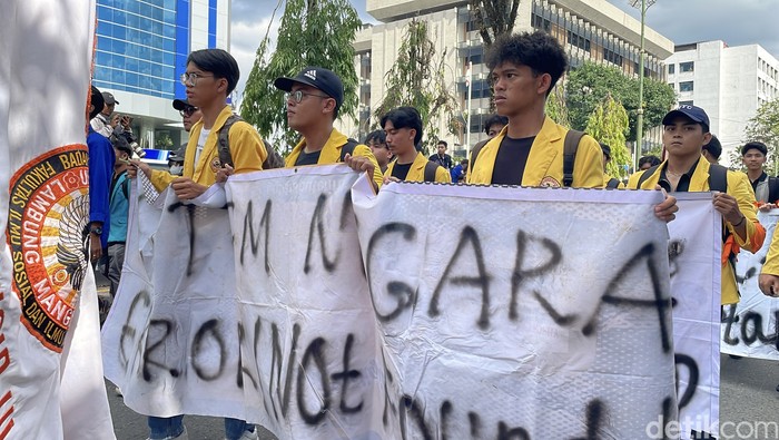 Aliansi BEM se-Kalsel gelar aksi di DPRD Kalsel, Senin (15/6).