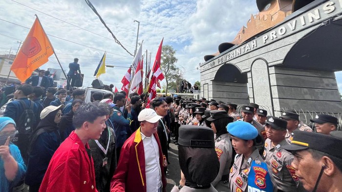 Aliansi Lampung Tarik Mandat menggelar aksi unjuk rasa di depan Kompleks Kantor Pemerintah Provinsi (Pemprov) Lampung, Senin (15/6/2026)