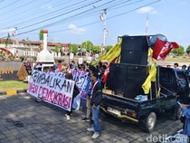 Massa Mahasiswa dan Masyarakat Kebumen Demo di Pendopo Kabumian