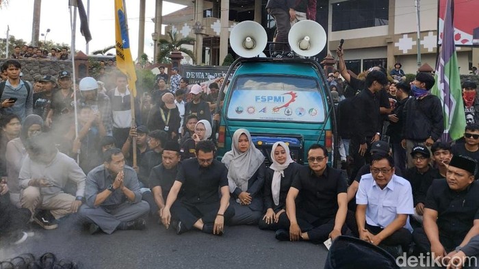 Anggota DPRD Jember menemui mahasiswa yang demo di depan Kantor DPRD.