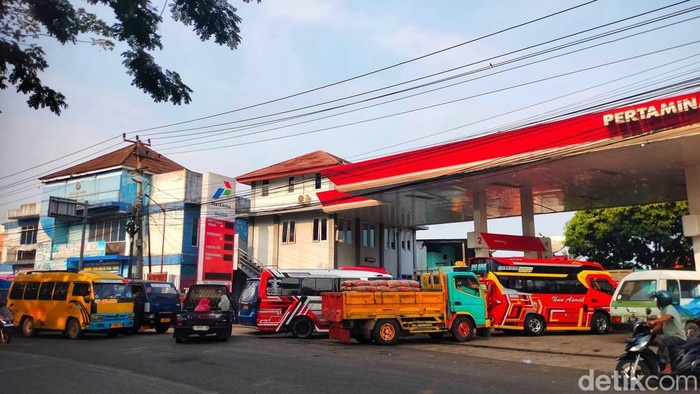 Antrean di SPBU Palabuhanratu