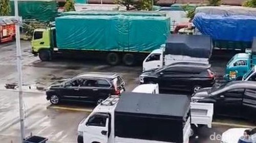Antrean truk tronton di Pelabuhan Padangbai, Karangasem, Bali, Sabtu (15/6/2026).