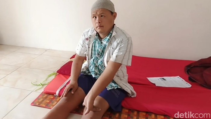 Aris, penyandang down syndrom yang juga seorang yatim piatu.