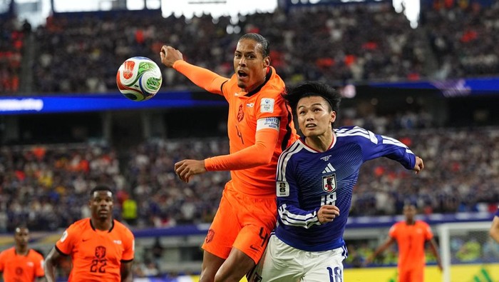 Virgil van Dijk (Netherlands) and Ayase Ueda (Japan) battle for the ball during Group F FIFA World Cup 2026, Netherlands and Japan, Dallas Stadium, Arlington, United States on June 14  2026. (Photo by Ulrik Pedersen/NurPhoto via Getty Images)