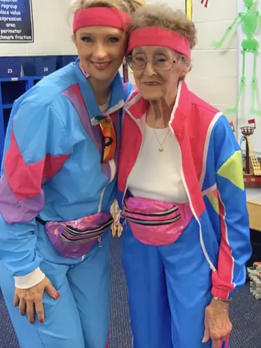 Berbalik peran, Heather Gage kini jadi guru utama didampingi mantan gurunya, Glenda Ousley (88). Di usia senja, Ousley tetap dedikatif jadi asisten penuh waktu.
