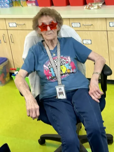 Berbalik peran, Heather Gage kini jadi guru utama didampingi mantan gurunya, Glenda Ousley (88). Di usia senja, Ousley tetap dedikatif jadi asisten penuh waktu.