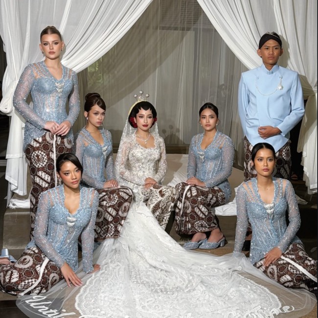 Baila Fauri-Rebecca Klopper Jadi Bridesmaid Jennifer Coppen, Anggun Berkebaya