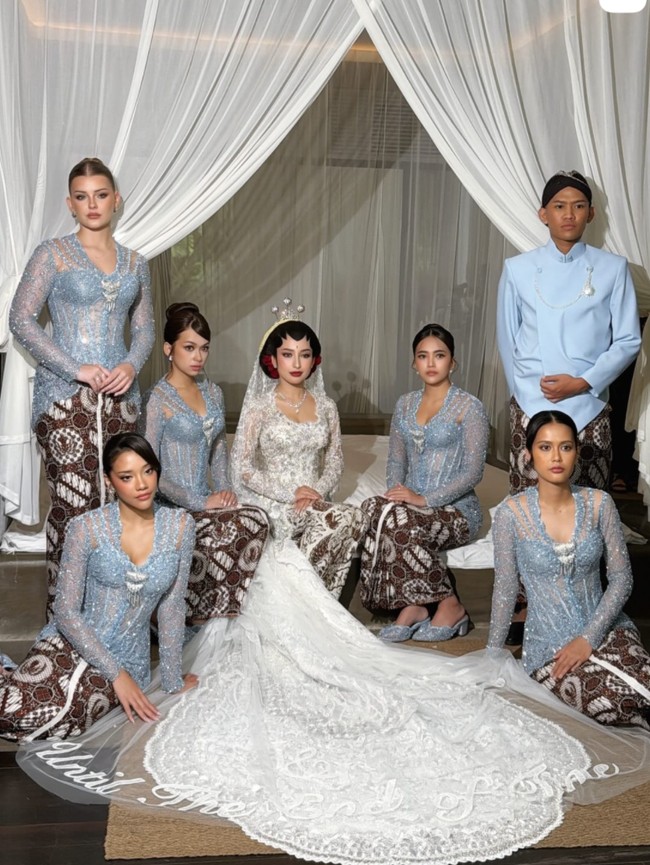Baila Fauri-Rebecca Klopper Jadi Bridesmaid Jennifer Coppen, Anggun Berkebaya