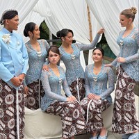 Dari foto-foto yang dibagikan terlihat bridesmaid Jennifer terdiri dari 6 orang, 5 wanita dan 1 pria. Baila Fauri dan Rebecca Klopper turut menjadi bridesmaid di acara bahagia sahabatnya itu. Foto: Instagram/@fadlan_indonesia