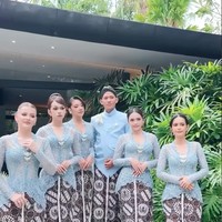 Kelima wanita yang menjadi bridesmaid tampil anggun dalam balutan kebaya rancangan desainer Fadlan Indonesia. Sementara 1 pria tampil dengan beskap lengkap dengan blangkon di kepalanya. Foto: Instagram/@fadlan_indonesia