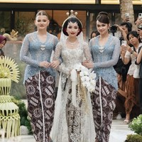 Kebaya para bridesmaid dipadukan dengan kain lilit batik bernuansa coklat. Penampilannya dilengkapi dengan selop seragam berwarna senada dengan kebaya yang dikenakan. Foto: Instagram/@fadlan_indonesia