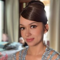 Rebecca Klopper tampil tak kalah memukau dengan rambut tersanggul yang dibuat sleek, membuat penampilannya terlihat clean dan rapi. Mempercantik wajahnya, Rebecca memilih riasan natural glam yang flawless. Foto: Instagram/@fadlan_indonesia