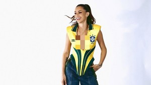 Bruna Biancardi tampil curi perhatian dengan jersey ala korset yang bikin vibes Brasil makin fashionable. Dia selalu memberikan dukungan meski Neymar belum bisa bermain. Foto: Dok. Instagram brunabiancardi