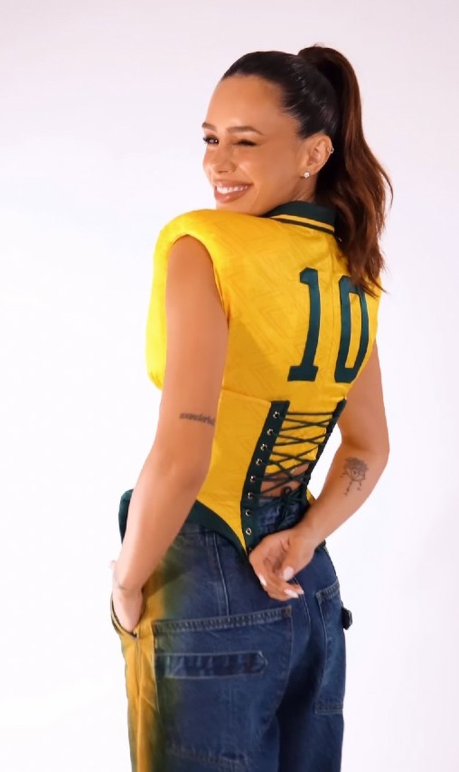 Bruna Biancardi termasuk salah satu fans Brasil yang ikut memberikan dukungan pada tim Samba pada laga melawan Maroko, Sabtu (13/6/2026). Bruna tampak mengenakan jersey Brasil yang sudah dimodifikasi menjadi lebih seksi saat hadir di Stadion MetLife, New Jersey, Amerika Serikat. Foto: Dok. Instagram brunabiancardi