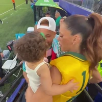 Bruna mengajak dua putrinya untuk menonton pertandingan Brasil melawan Maroko. Dalam unggahan di Instagram Story terlihat, model dan influencer itu sempat mengajak anaknya mendatangi Neymar yang duduk di bangku cadangan. Neymar tak ikut bermain pada pertandingan tersebut karena cedera. Foto: Dok. Instagram brunabiancardi