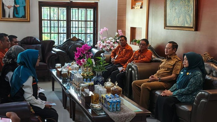 Bupati Lamongan menemui perwakilan Badan Pusat Statistik di momen awal Sensus Ekonomi 2026.