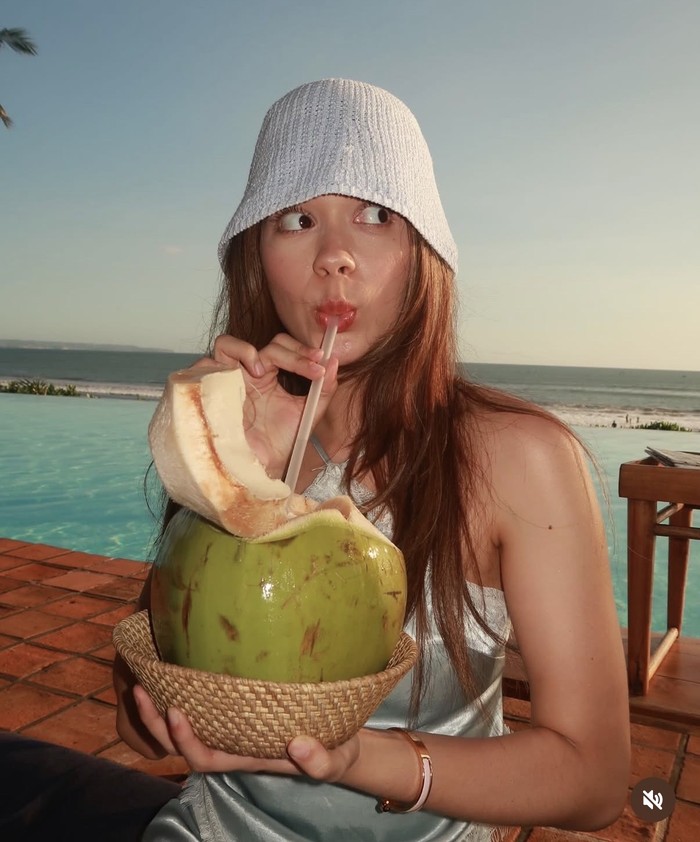 Cantiknya Rebeca Klopper, Bestie Jennifer Coppen saat Kulineran