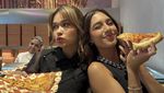 Cantiknya Rebeca Klopper, Bestie Jennifer Coppen saat Kulineran
